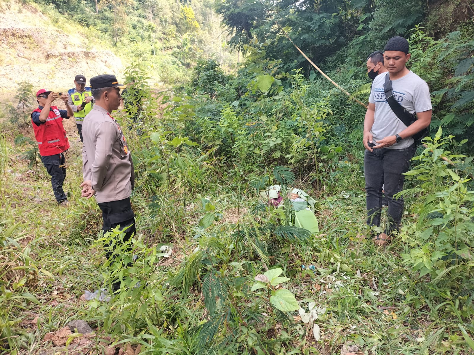 Evakuasi jenazah dari bawah jembatan shortcut titik 8  Singaraja-Mengwitani, persisnya di Desa Gitgit, Sukasada, Buleleng, Bali.
