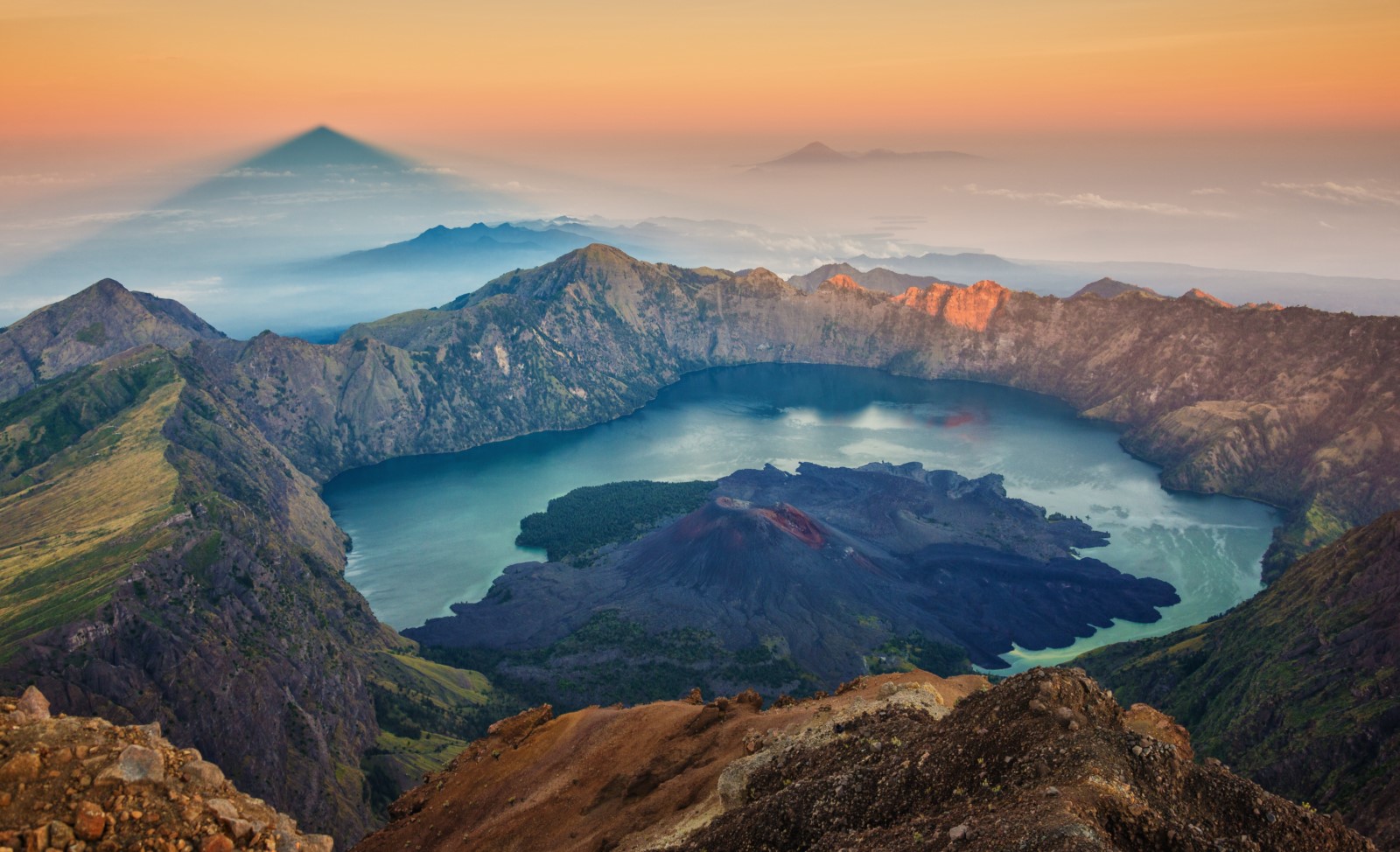 Gunung Rinjani di Lombok menyajikan panorama indah. Di tengah kawahnya menjadi Danau Segara Anak dan muncul Gunung Baru Jari.