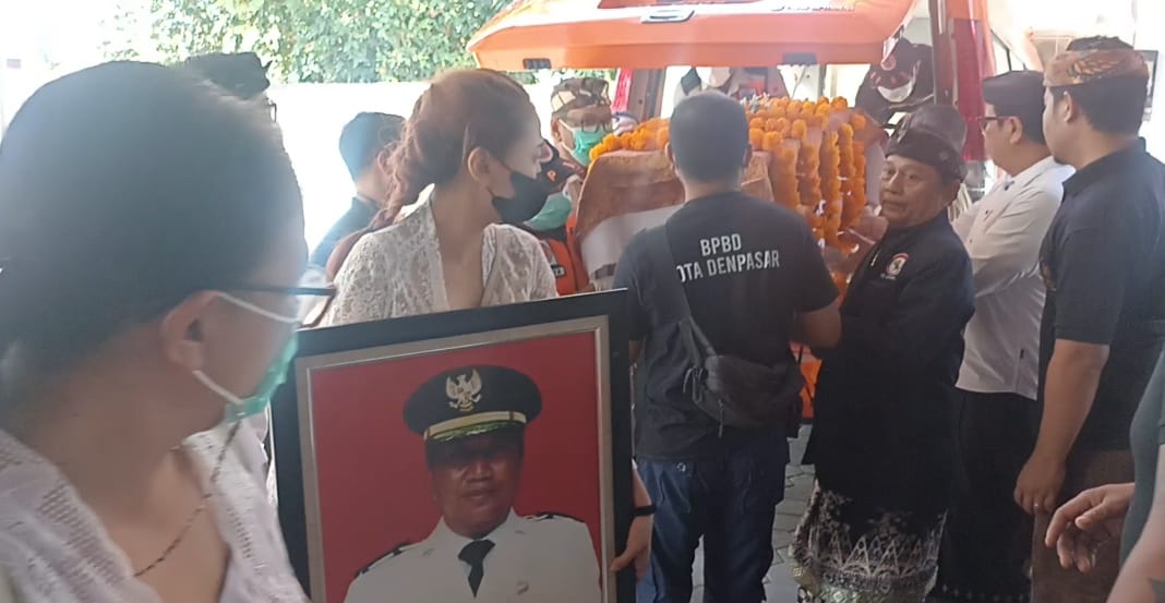 KREMATORIUM: Upacara kremasi mantan Bupati Jembrana dan istri yang meninggal tak wajar di Krematorium Kerta Semadi.