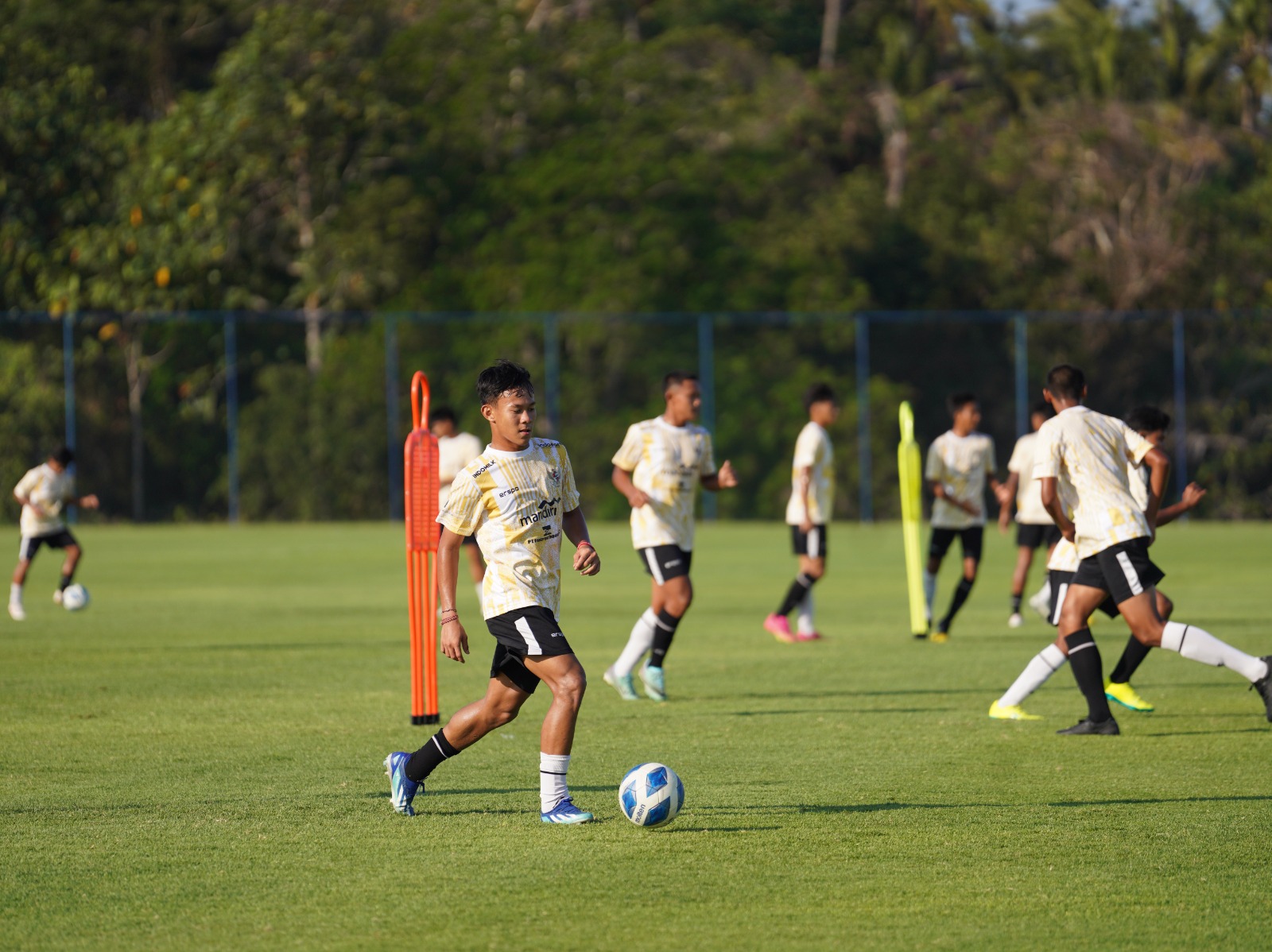 Pemain Timnas Indonesia U17 mengikuti sesi latihan di Bali United Training Center di Pantai Purnama, Gianyar.