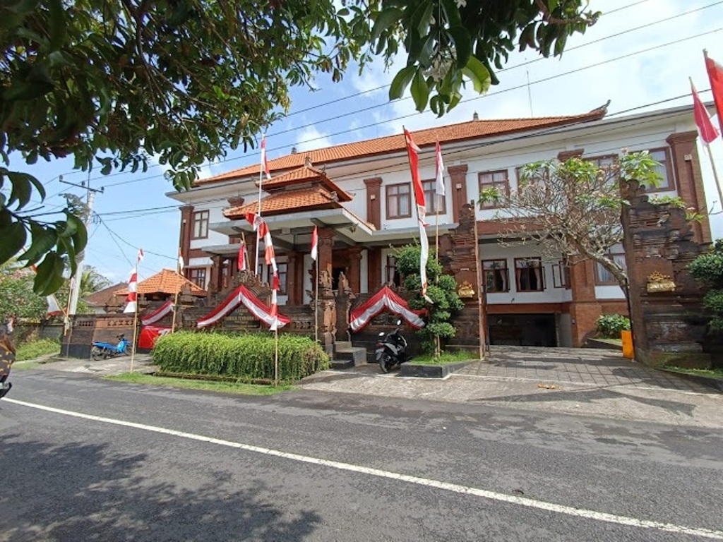 Tampak depan Kantor Desa Tumbak Bayuh.
