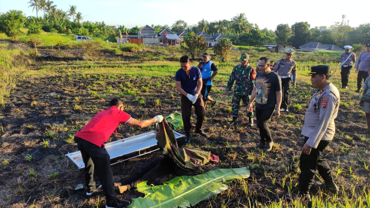Proses evakuasi jenazah Ketut Astawan,63 yang ditemukan meninggal dunia ketika membakar ilalang di lahan kosong di Banjar Anyar Kediri.