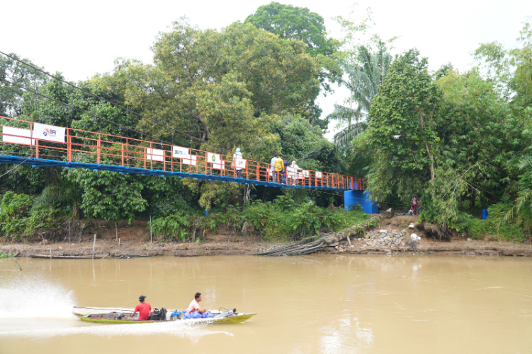 BRI Bantu Mobilitas Warga dengan bangun jembatan gantung