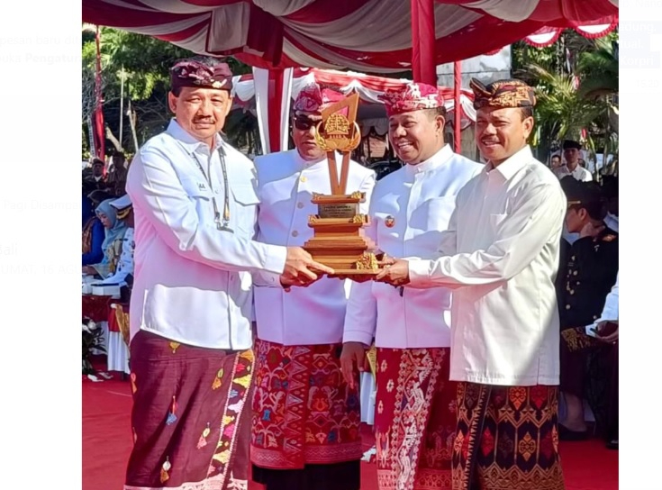 Dewan Pengurus Kabupaten Korpri Badung dari Bidang Olahraga dan Seni Budaya AA Ngurah Rai Yuda Darma saat menerima piala Juara Umum I, Rabu (14/8).