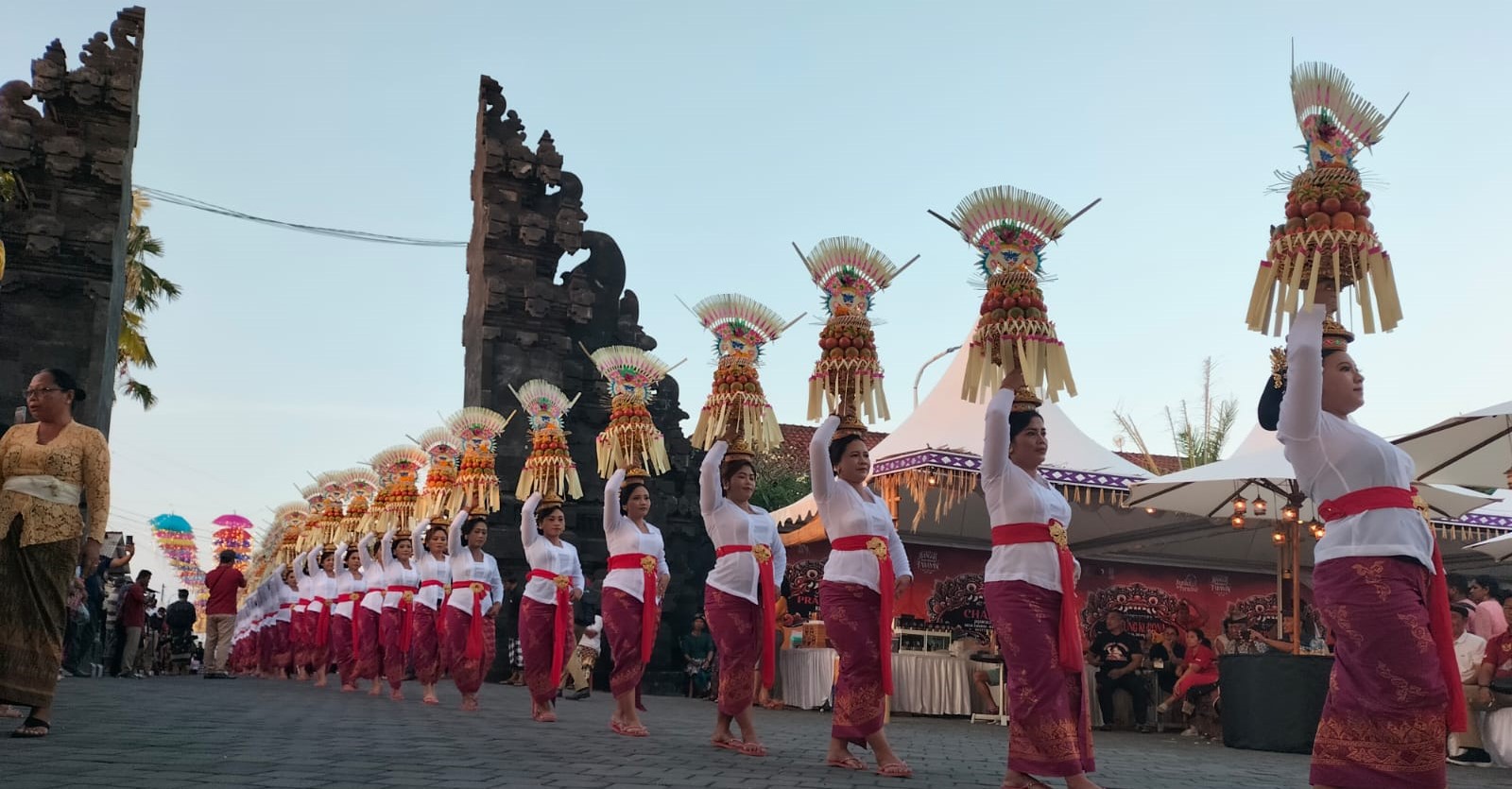 Parade gebogan, Sunset in Paradise di Tanah Lot masih menjadi daya tarik utama dalam festival Tanah Lot tahun ini.&nbsp;
