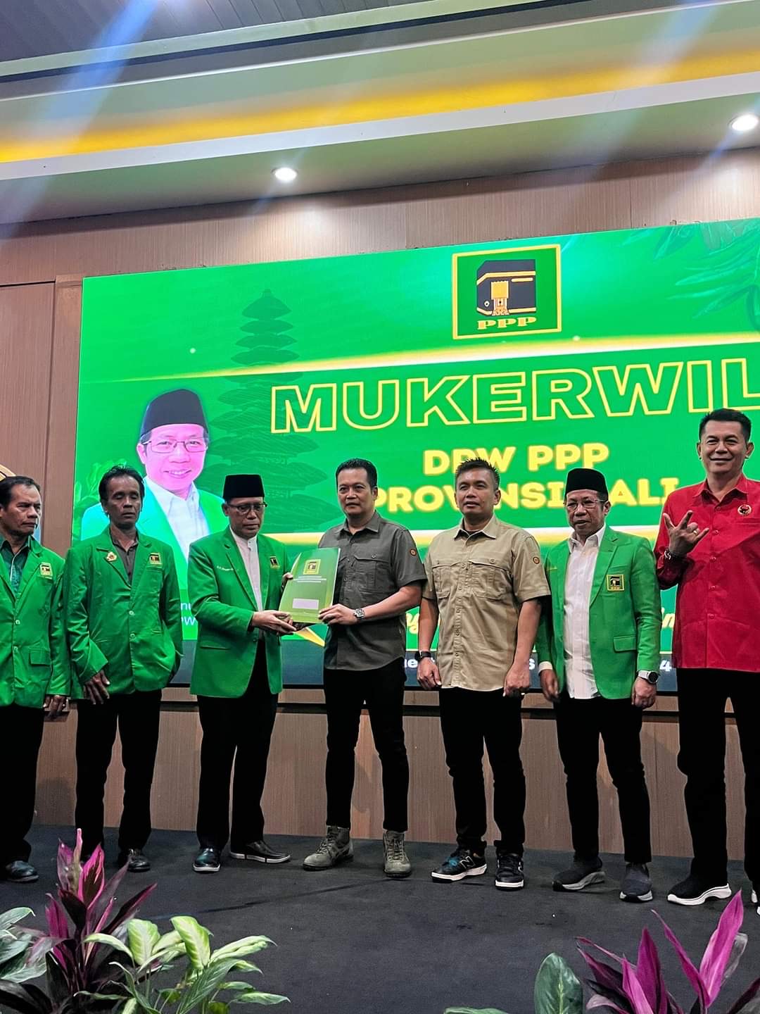Penyerahan SK dukungan PPP kepada pasangan Bang-Ipat pada Pilkada Jembrana 2024, Kamis (15/8/2024).