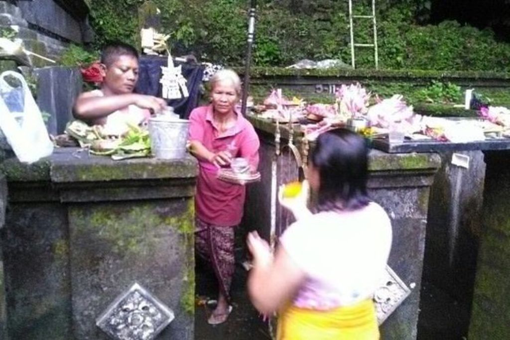 Tradisi Nunas Sari di Bongan Gede, Tabanan, Bali.