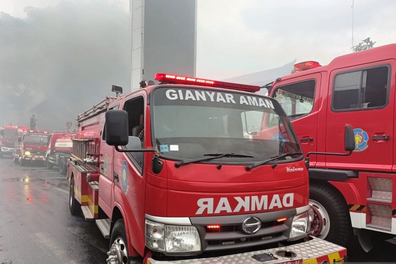 Belasan mobil pemadam kebakaran dikerahkan untuk mengatasi kebakaran di Pasar Ubud, Kabupaten Gianyar, Bali, Sabtu (17/8/2024).
