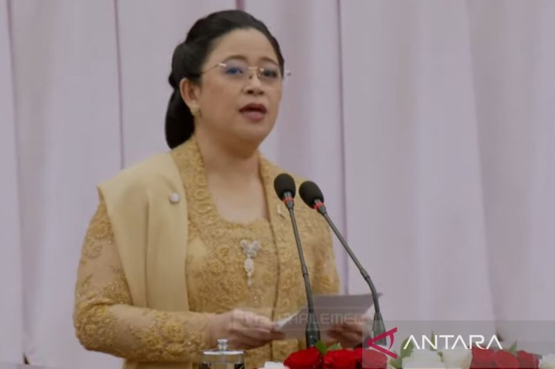 Ketua DPR RI Puan Maharani saat menyampaikan pidato pembukaan Sidang Paripurna Masa Persidangan I DPR RI Tahun Sidang 2024-2025 di Gedung MPR/DPR/DPD RI, Jakarta, Jumat (16/8/2024).