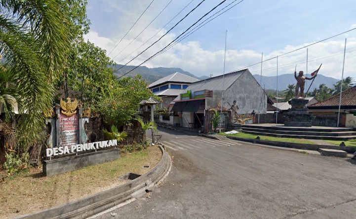Desa Penuktukan, Kecamatan Tejakula, Buleleng, ternyata berawal dari pelarian keluarga puri dari Klungkung.