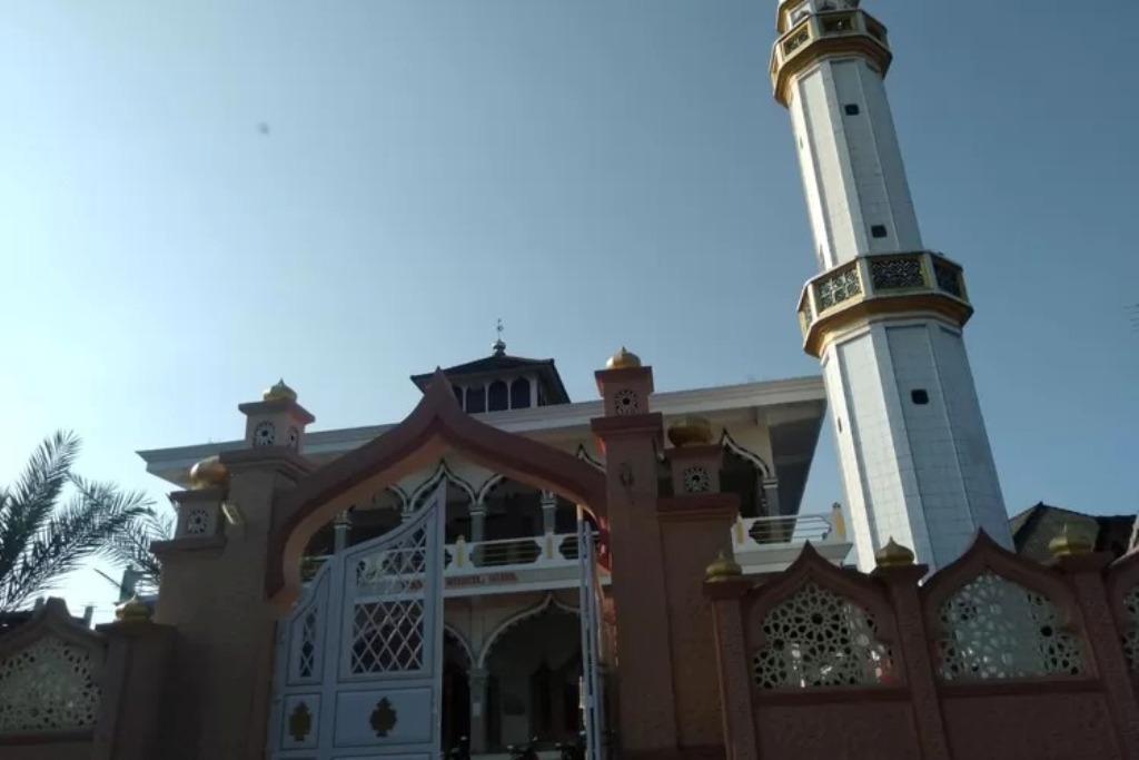 MASJID :  Masjid di Kampung Gelgel sebagai saksi bisu masuknya agama Islam di Klungkung Bali. Konon menggunakan gunting dan pisau cukur mengislamkan Dalem Waturenggong.