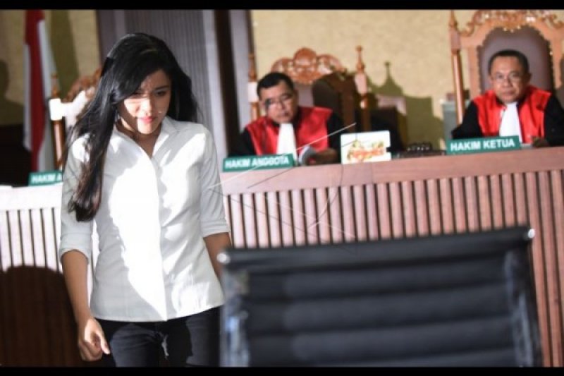 Jessica Wongso memasuki ruangan untuk menjalani sidang dengan agenda pembacaan vonis di PN Jakarta Pusat, Jakarta, Kamis (27/10/2016).