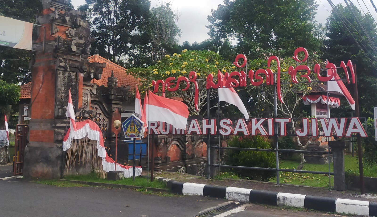 Wanita yang diduga ODGJ melakukan penyerangan di Serokadan Kaja dibawa Rumah Sakit Jiwa (RSJ) Provinsi Bali di Bangli.