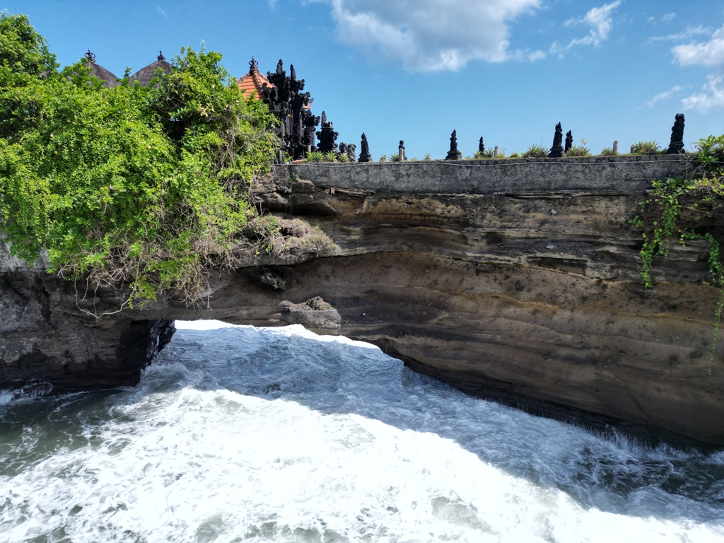 TANAH LOT: Pura Tanah Lot yang berdiri di atas karang berbentuk burung beo, konon dipindahkan oleh Dang Hyang Dwijendra dengan kekuatan saktinya.