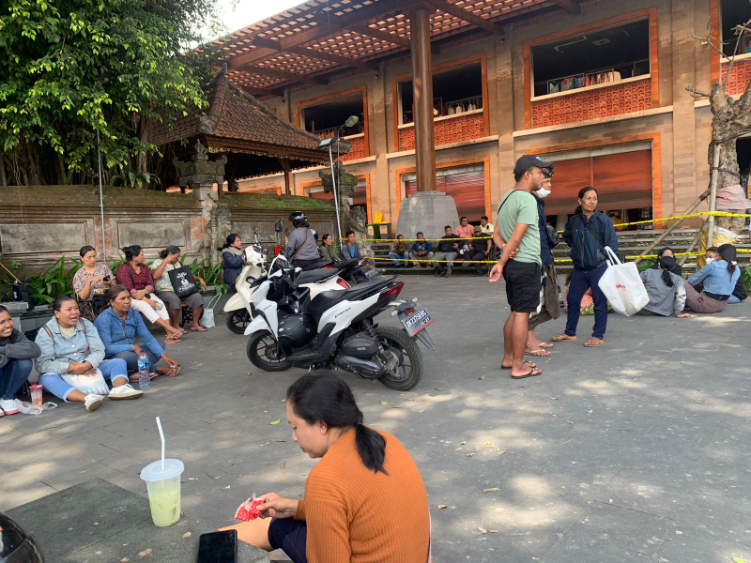 Ratusan pedagang yang memengalami musibah sampai saat ini masih gelisah menunggu di depan pasar Ubud Minggu (18/8).