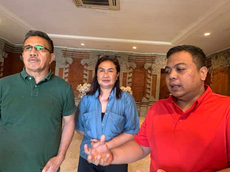 Sekretaris Daerah ( Sekda) Kabupaten Gianyar, I Dewa Gede Alit Mudiarta didampingi Kepala BPKAD Kabupaten Gianyar I Gusti Bagus Adi Widhya.