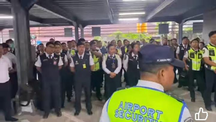 Ratusan Serikat Pekerja Mandiri PT Angkasa Pura Support gelar aksi mogok kerja
