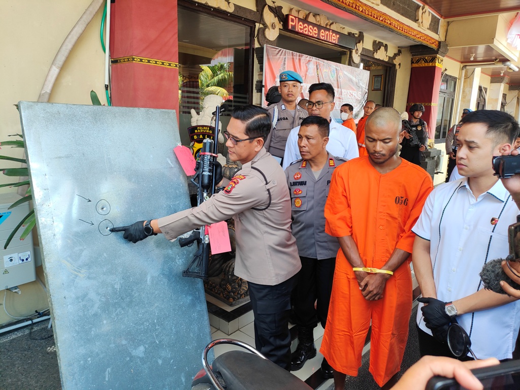 ANCAMAN: Pelaku Arya Pangestu disangkakan pasal percobaan pembunuhan berencana lantaran ingin habisi nyawa  korban dengan menembaki rumah anggota DPRD Badung.