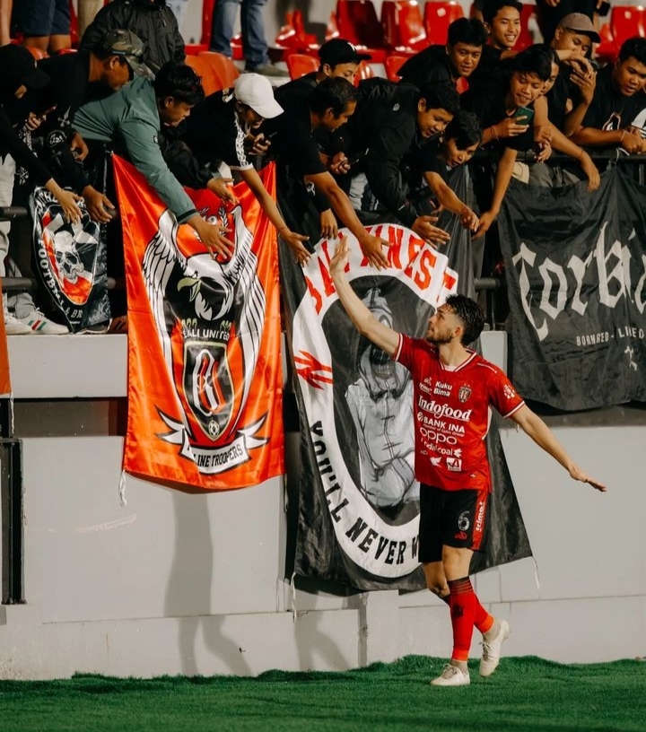 Sebanyak 5.311 suporter mendukung Bali United di Stadion Kapten I Wayan Dipta saat melawan Semen Padang, 18 Agustus 2024.