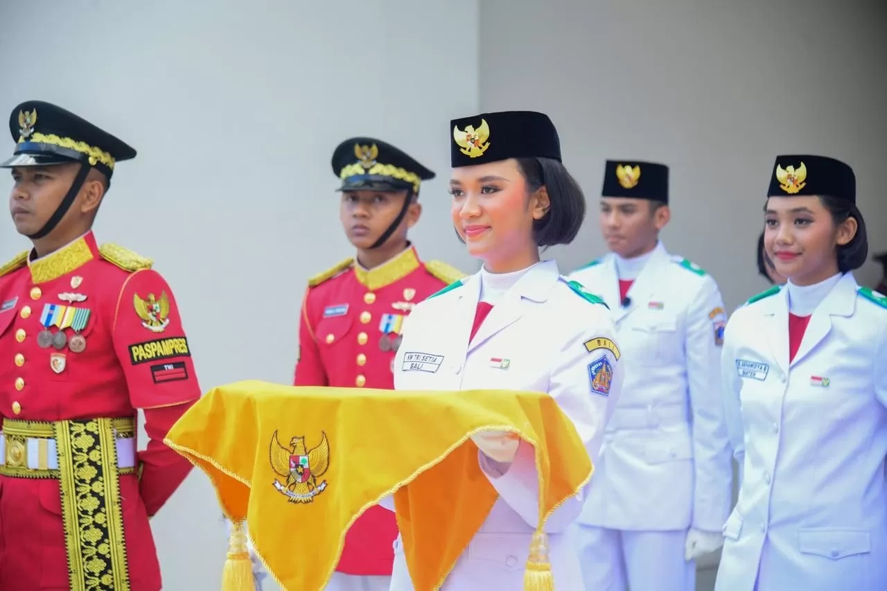 MOMEN ISTIMEWA: Paskibraka asal Bali, Ni Komang Tri Setia saat bertugas sebagai pembawa baki pada upacara penurunan bendera di IKN.