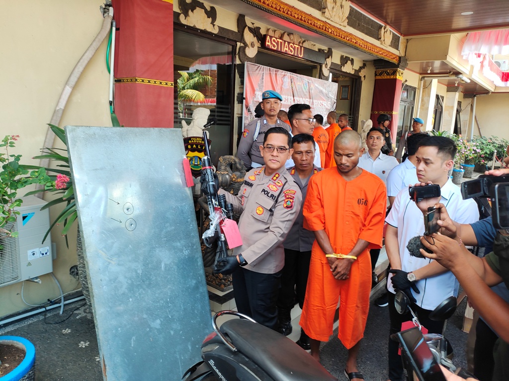 DITANGKAP: Pelaku penembakan rumah anggota DPRD Badung, Arya Pangestu, digelandang polisi setelah ditangkap di Gianyar