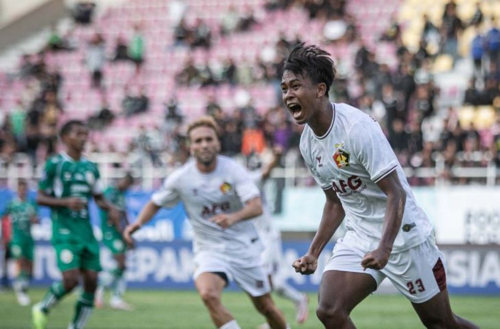 Pemain Persik Kediri Moch. Supriadi berselebrasi usai berhasil mencetak gol ke gawang PSS Sleman pada pertandingan BRI Liga I 2024/2025 di Stadion Manahan, Solo, Jawa Tengah, Senin (19/8/2024).