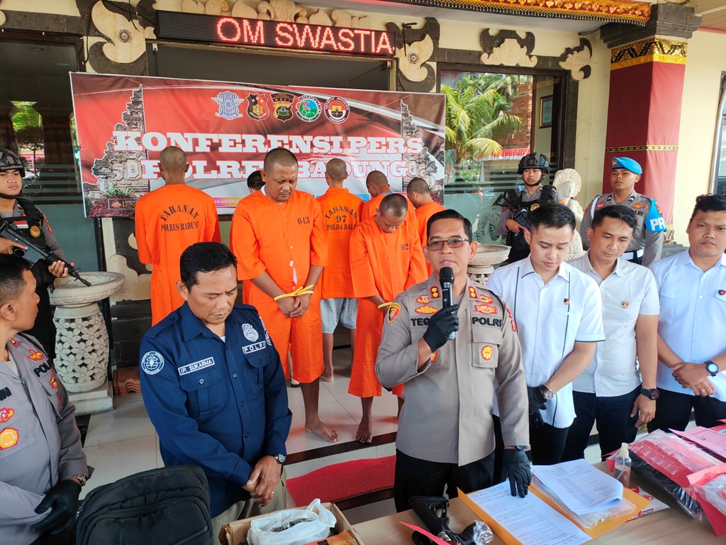PENADAH: Nuryadin (badan lebih besar), penadah barang curian penguat signal tower provider di Bali dari Tasikmalaya, dikeler aparat Polres Badung.
