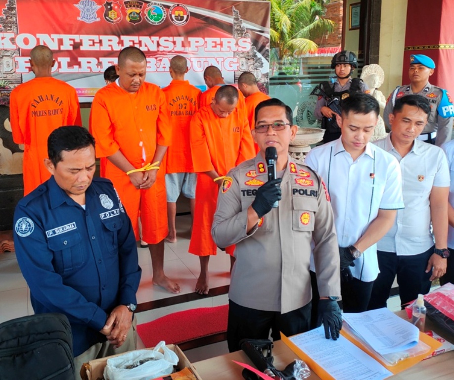 MALING: Maling alat penguat sinyal di sejumlah tower provider di Bali Jeri (badan lebih kecil) dibeber Mapolres Badung.