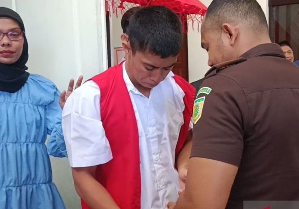Terdakwa Amrin Al Rasyid Pane (21), pelaku pembunuhan perempuan dalam kasus mayat dalam koper di Kuta, Badung, Bali berjalan keluar ruang sidang di Pengadilan Negeri Denpasar, Bali, Selasa (20/8/2024)