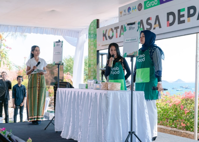 Nasi Se-Besek dan La Moringa sedang memperkenalkan produknya pada Kamis, (15/8). Keduanya merupakan UMKM di Labuan Bajo yang telah bergabung sebagai GrabMerchant dan mengikuti pelatihan.