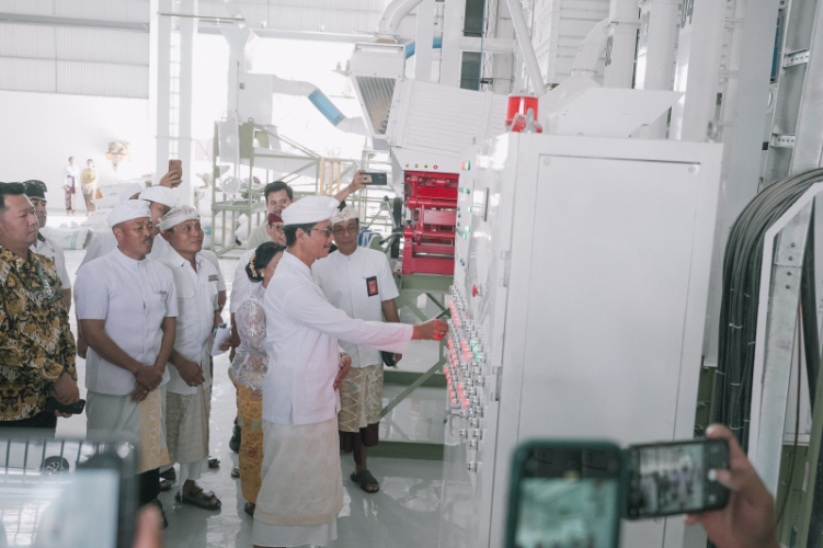 Pelaksanaan upacara melaspas gedung RMU di Desa Mengwitani, Kecamatan Mengwi, Minggu (18/8).