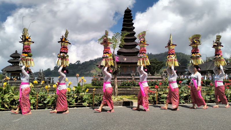 Parade gebogan Ulundanu Beratan, Kabupaten Tabanan, Bali kerek kunjungan wisatawan.