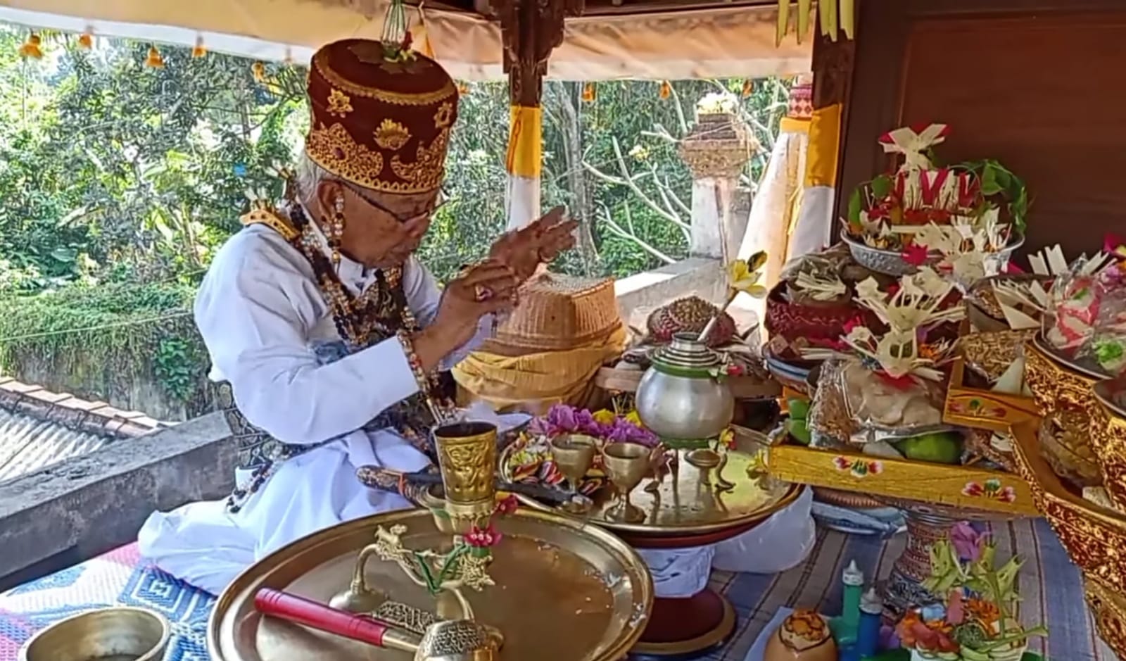 Sulinggih saat melaksanakan ngelokapalasraya yakni muput upacara yadnya