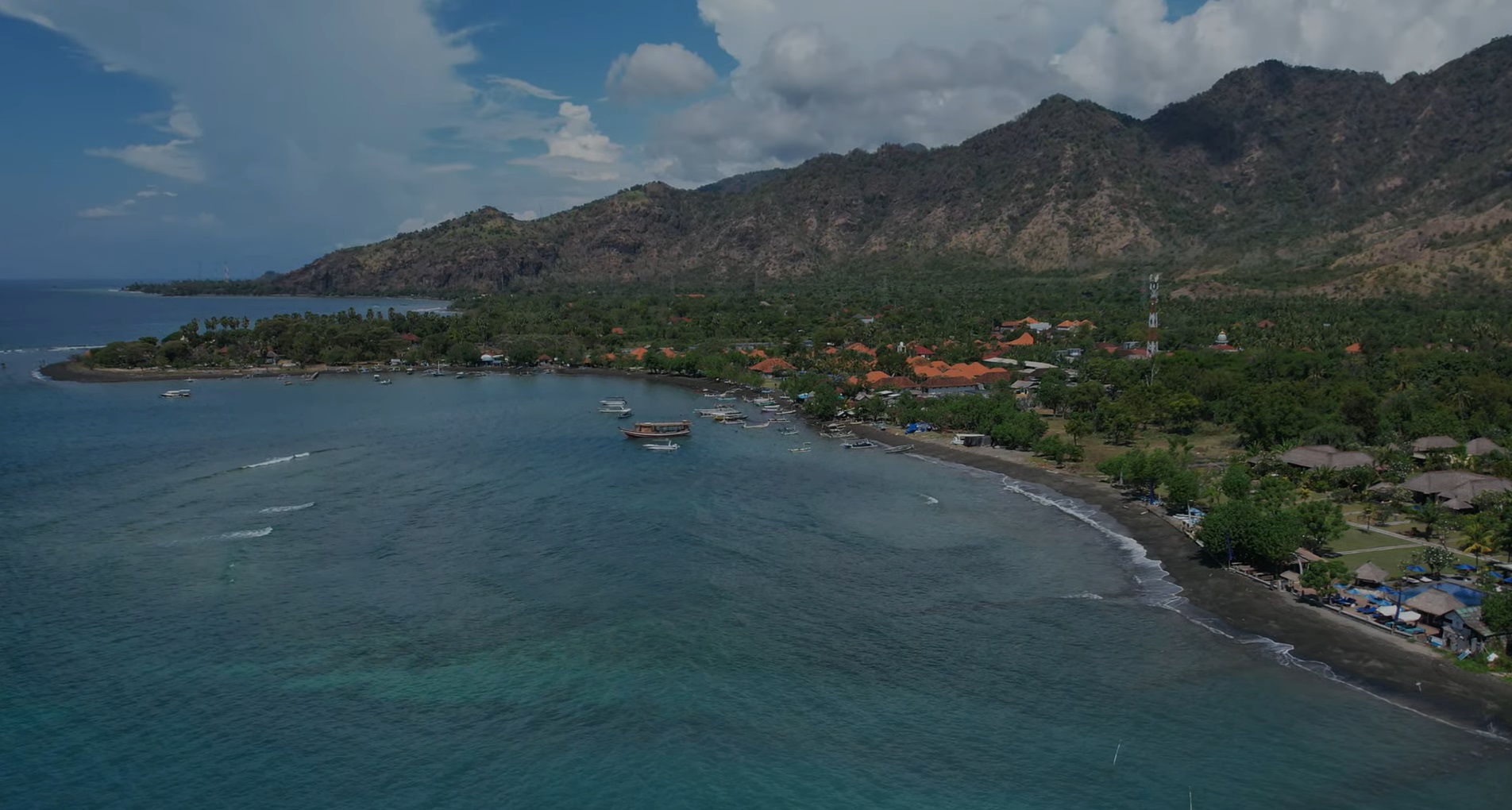Landscape Pantai Pemuteran yang memiliki keindahan panorama bawah laut yang menakjubkan