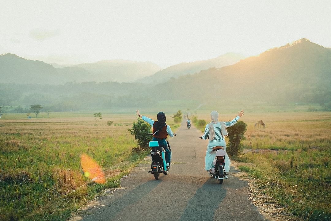 NONGKRONG: Mahaloka Paradise terletak di Kulon Progo, Yogyakarta jadi tempat favorit bagi kaum muda untuk nongkrong, sambil menikmati jajanan pasar.