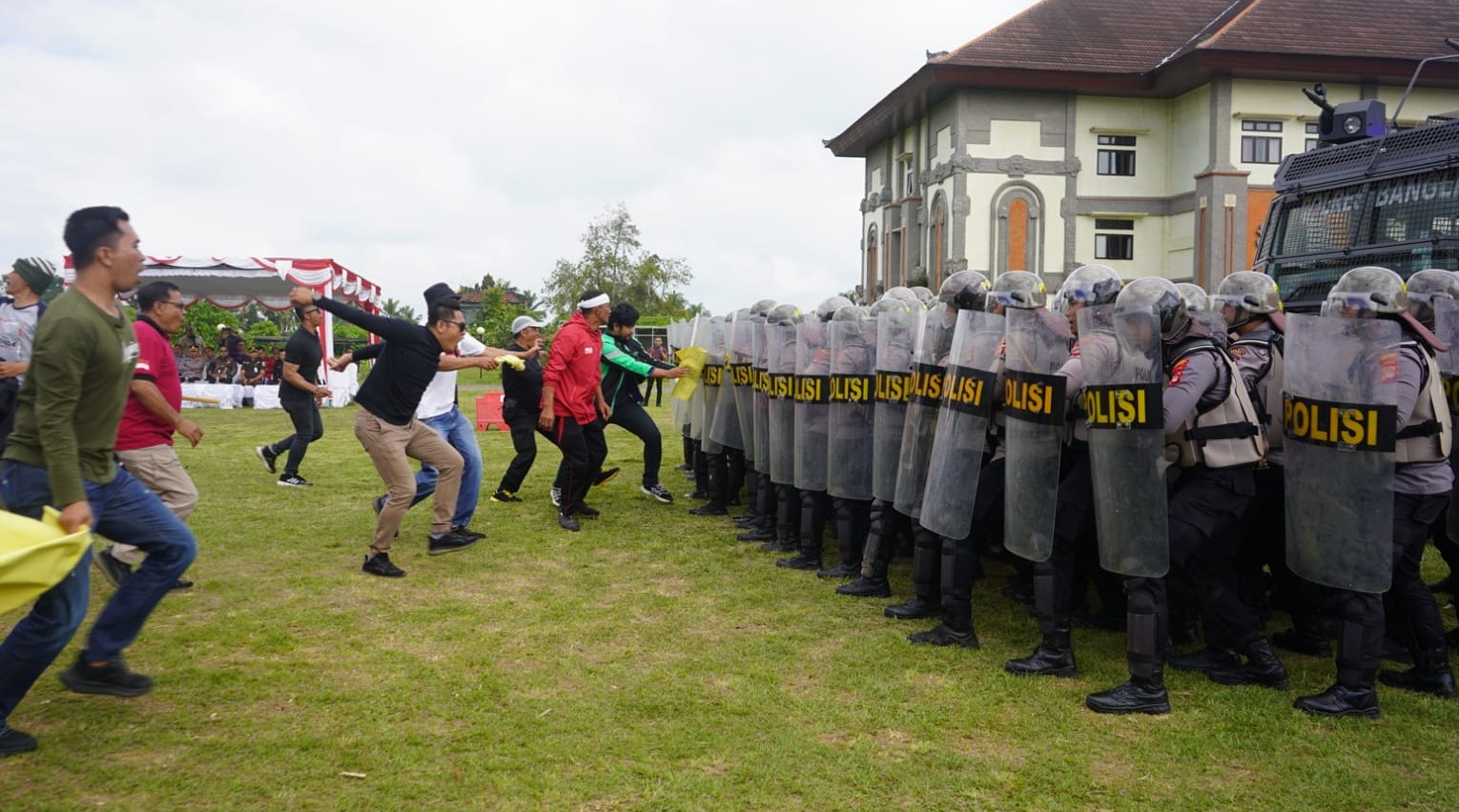 Polres Bangli menggelar simulasi Sistem Pengamanan Kota (Sispamkota) Pilkada Bangli, bertempat di Lapangan UHN I Gusti Bagus Sugriwa, Bangli, Selasa (20/8/2024).