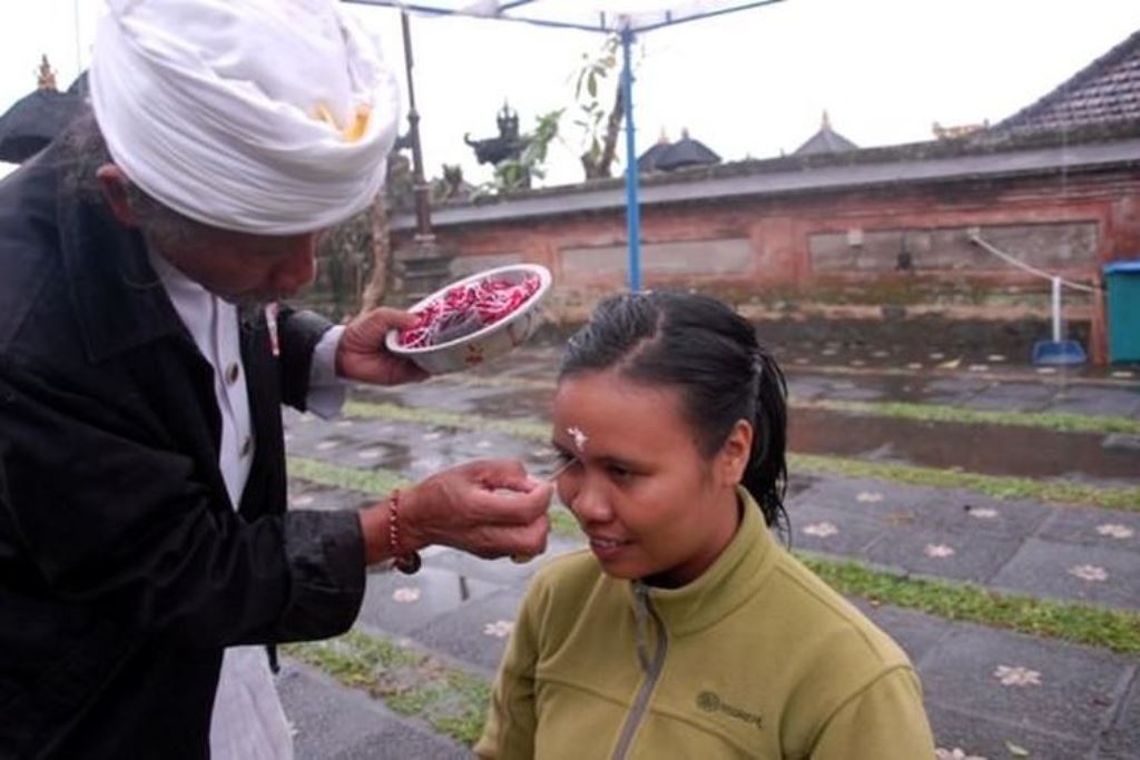 Salah satu ritual Hindu di Pura Kancing Gumi, Banjar Batulantar, Desa Sulangai, Kecamatan Petang, Kabupaten Badung, Bali