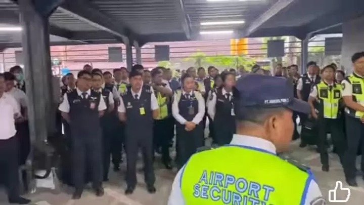 MOGOK: Serikat Pekerja Mandiri Angkasa Pura Supports melakukan aksi mogok kerja pada Senin (19/8). Hal ini mengundang tanggapan anggota Dewan Bali.