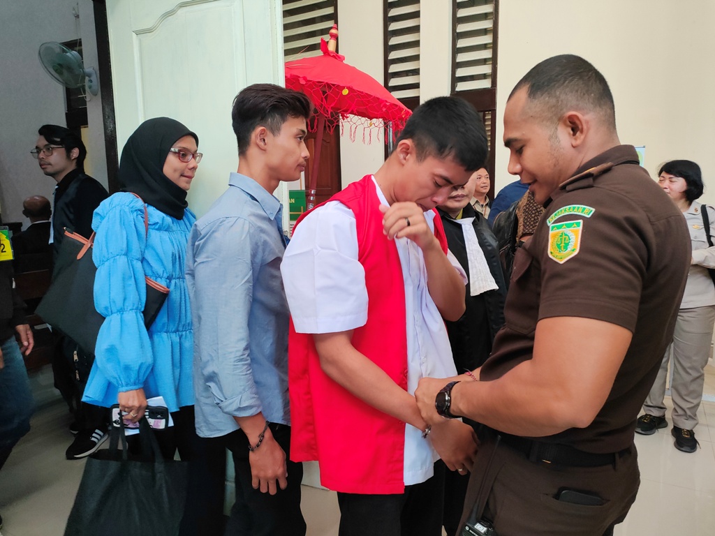 NANGIS: Amrin menangis setelah JPU membacakan tuntutan terhadapnya di PN Denpasar. Dia didakwa melakukan pembunuhan sadis terhadap PSK.