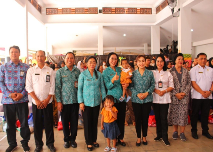 KUNJUNGAN: (Pj) Ketua TP PKK Provinsi Bali, Ny. drg. Ida Mahendra yang didampingi Ketua TP PKK Kota Denpasar, Ny. Sagung Antari Jaya Negara, dalam kegiatan Berkunjung dan Berbagi TP PKK Provinsi Bali.