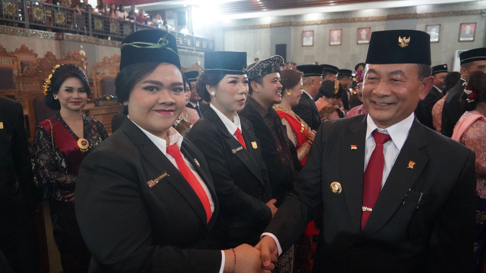 Anggota DPRD Karangasem Ni Kadek Yulita Sinta Dewi bersalaman dengan ayahnya I Gede Dana yang merupakan Bupati Karangasem.