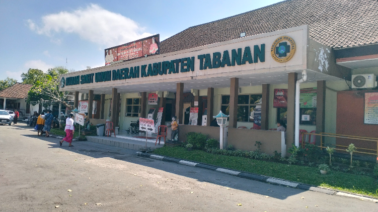 Bagian depan RSuD Tabanan sudah steril dari parkir kendaraan, karena selama proses pembongkaran Kantor Eks Dispar, Kendaraan pasien diparkir di areal Pura Dalem Desa Adat Kota Tabanan. 