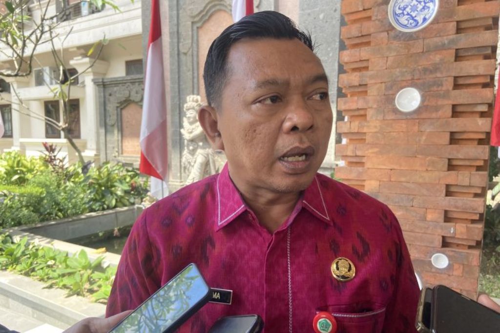Kepala Disdik Tabanan I Gusti Ngurah Darma Utama diwawancara soal oknum guru pembuat konten objek seksual siswi SMPN 2 Kerambitan di Tabanan, Bali, Rabu (21/8/2024) ANTARA/Ni Putu Putri Muliantari