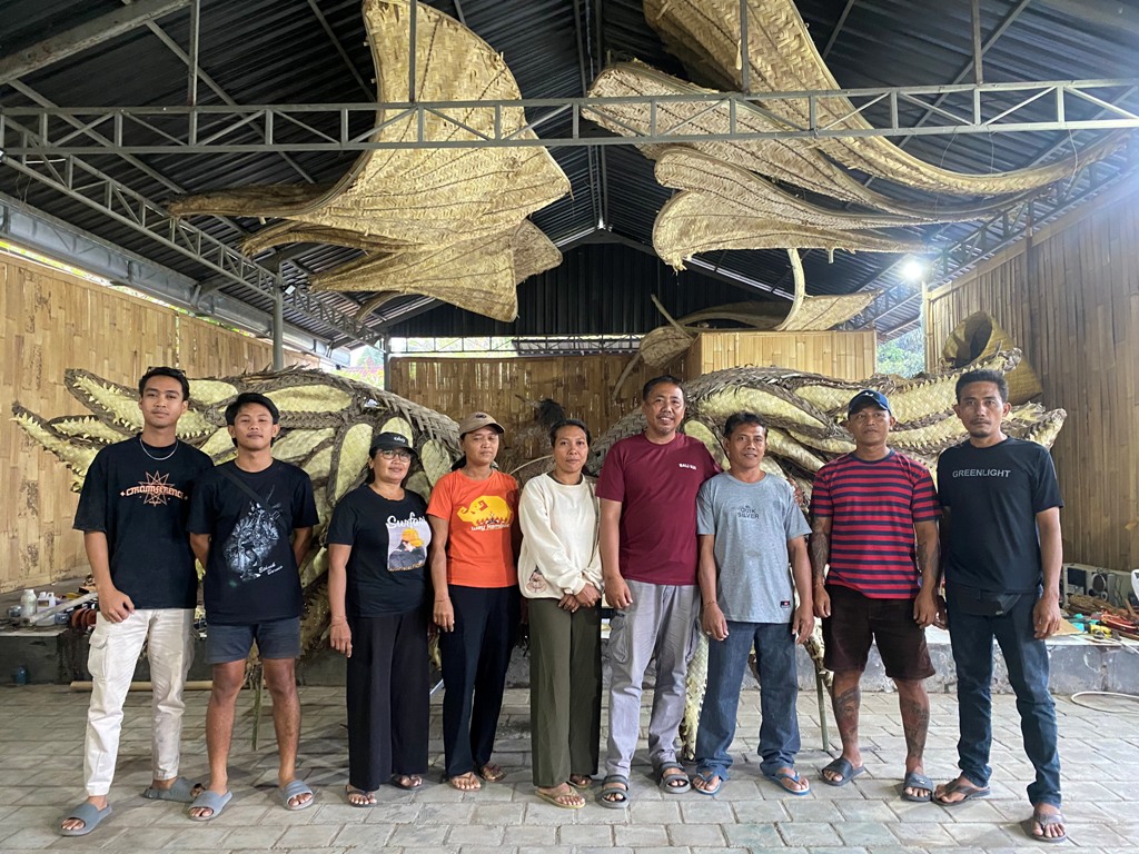 Ida Bagus Gede Ari Artana bersama seluruh tim Bali Kui saat ditemui di Workshop, Desa Gulingan, Kecamatan Mengwi, Kabupaten Badung, Bali, Rabu (21/8).