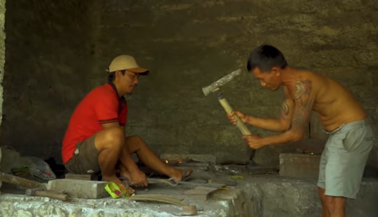 Kerajinan gamelang gong, salah satu yang terkenal di Desa Tanglad, Kecamatan Nusa Penida, Kabupate Klungkung, Bali.