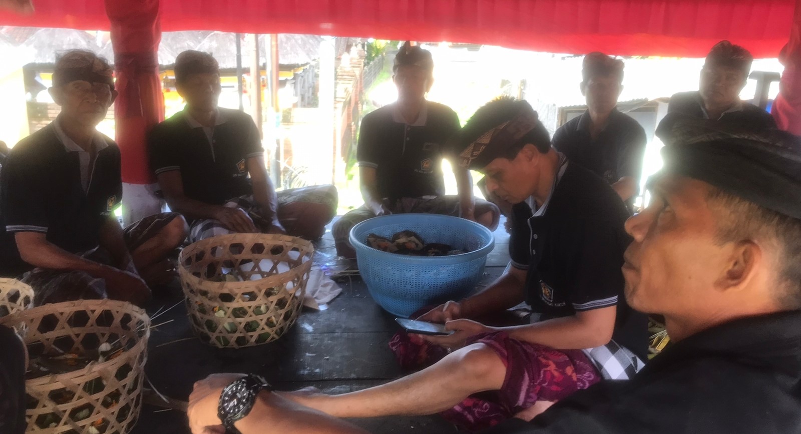 Aktivitas mengolah daging babi di Balai Panjang Desa Kukuh, Kecamatan Marga, Kabupaten Tabanan, Bali ketika piodalan.