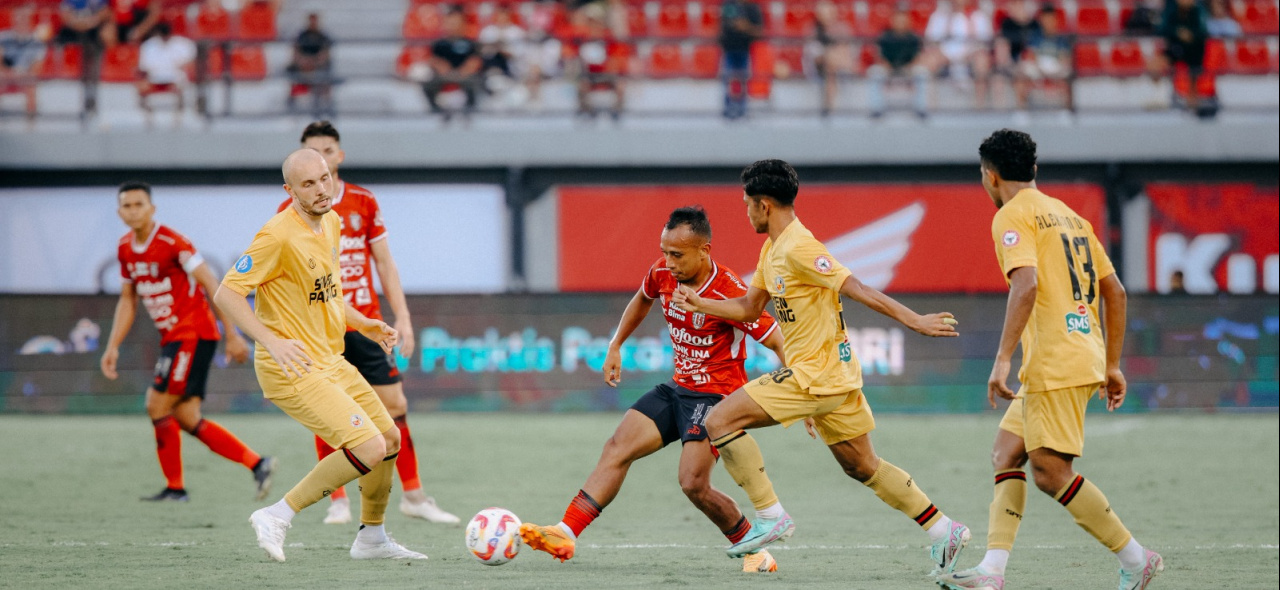 Winger Bali United, Irfan Jaya (bawa bola) mendapat pujian lebih dari pelatih Stefano Cugurra.