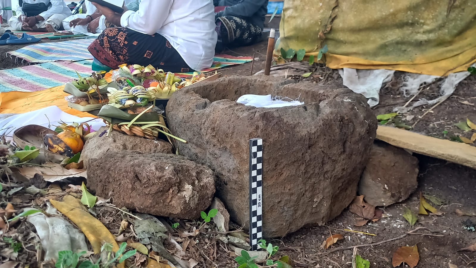 Pendokumentasian temuan sarkofagus di Desa Mengening, Buleleng oleh BPK XV Bali, NTB