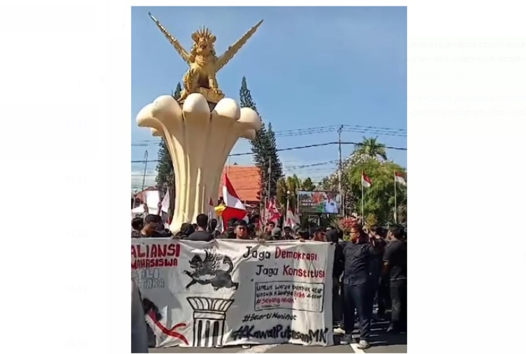 Sejumlah mahasiswa menggelar demonstrasi di Tugu Singa