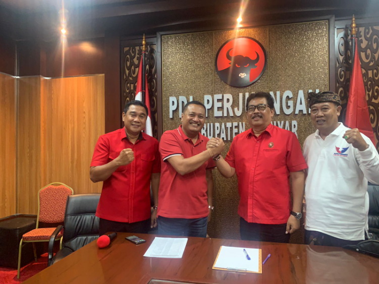 Pasangan Calon Bupati/Wakil Bupati Gianyar Made Mahayastra-Anak Agung Gde Mayun di Sekretariat DPC PDI Perjuangan Gianyar, Kamis (22/8).
